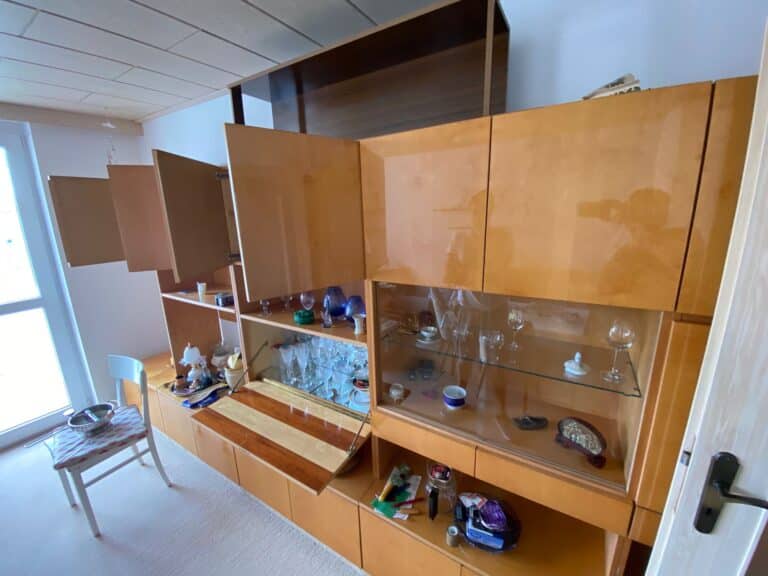 Große DDR Schrankwand (heller Hochglanz) bei einer Haushaltsauflösung in Sachsen.