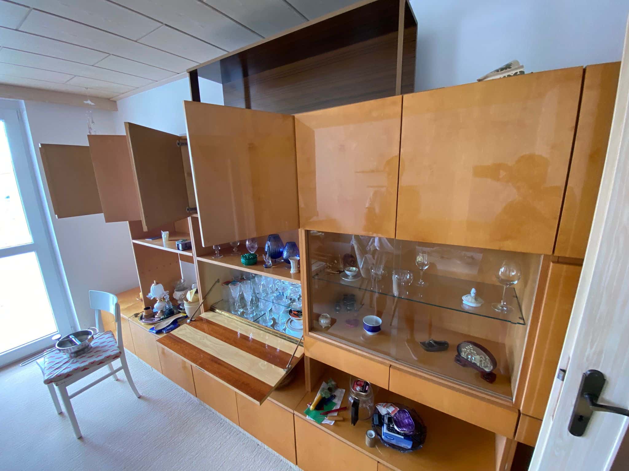 Große DDR Schrankwand (heller Hochglanz) bei einer Haushaltsauflösung in Sachsen.