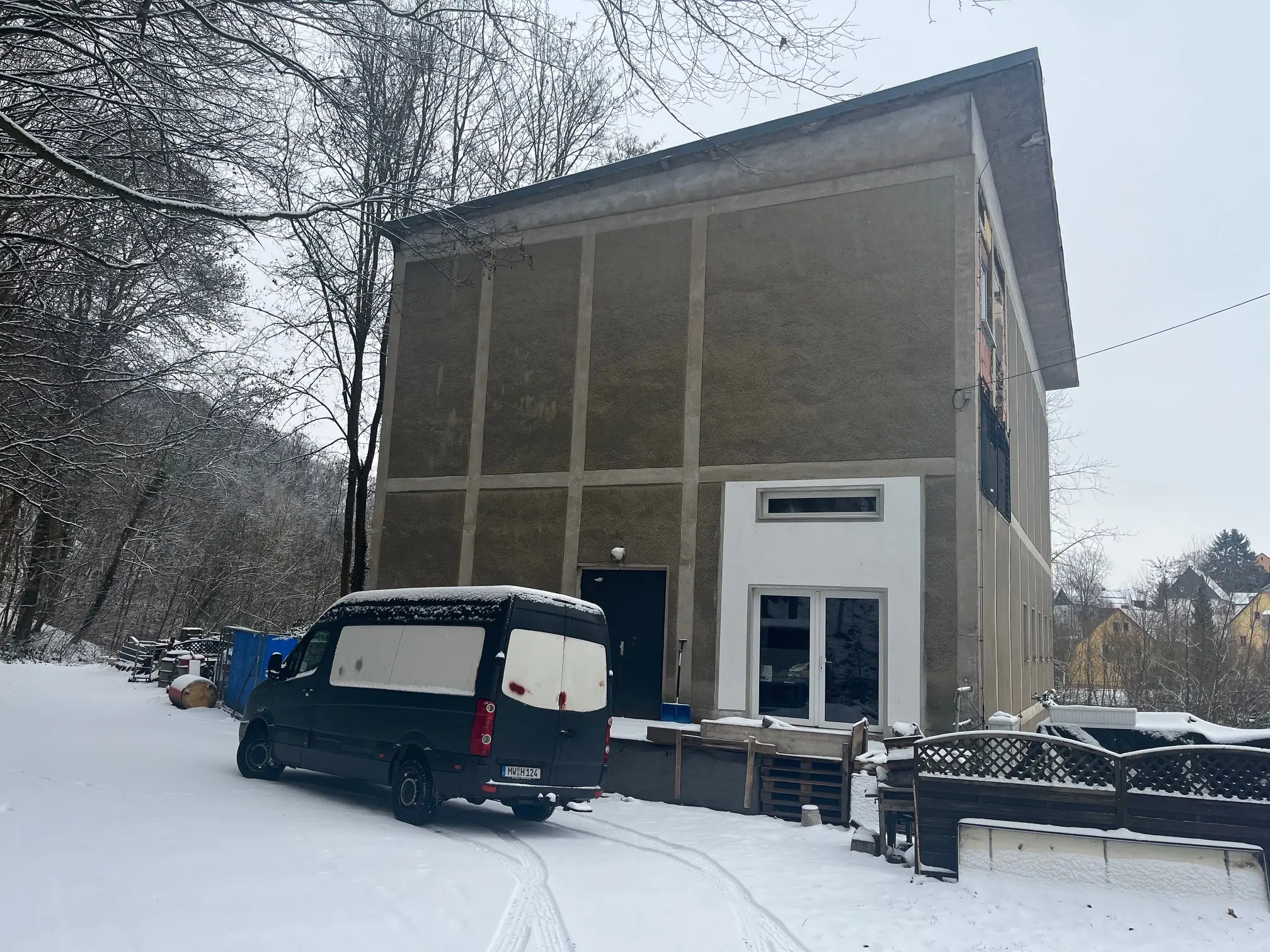 Das Team von Besenrein.net vor der Zentrale in Mittweida